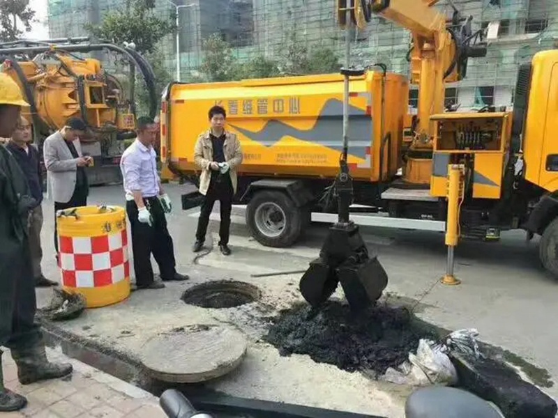 滦平街道：网格员化身“清道夫”，为民解忧疏通“堵心”化粪池